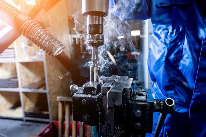 金属加工をする技術者