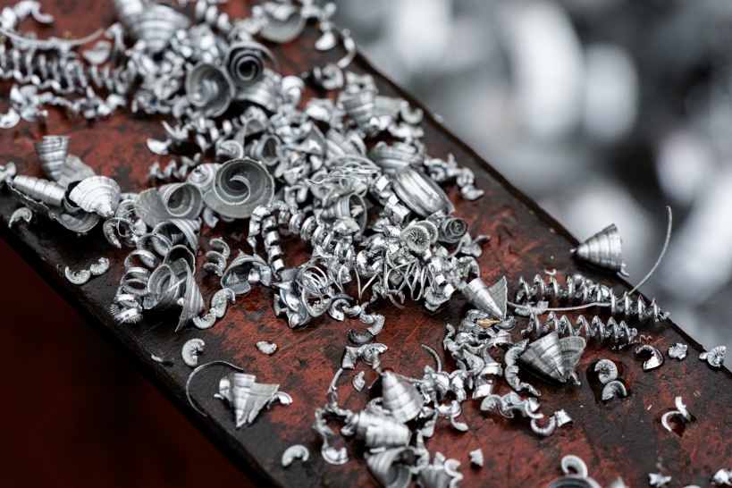 アルミの旋盤加工で切りくずによる商品の傷つきが問題