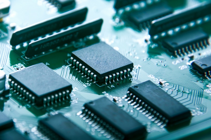 半導体部品不足の原因は?