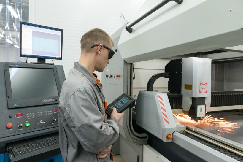 工作機械を操作する技術者