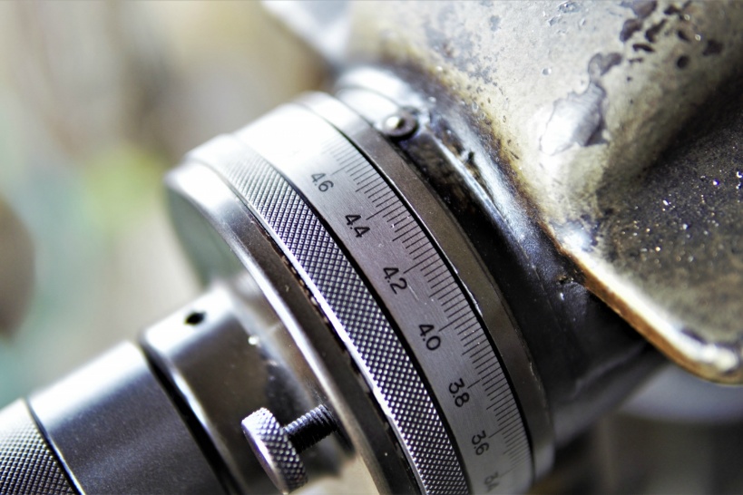 汎用旋盤はメモリで操作する