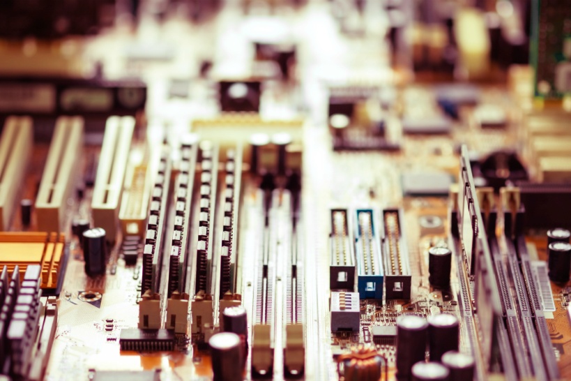 半導体含む電子部品の精密加工は高度な切削加工