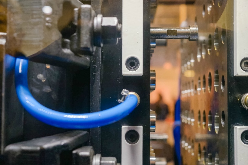 金属部品の量産加工。通常は射出成形